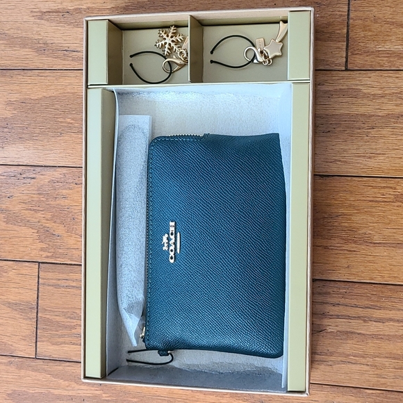 Coach Boxed Corner Zip Wristle - Picture 2 of 6